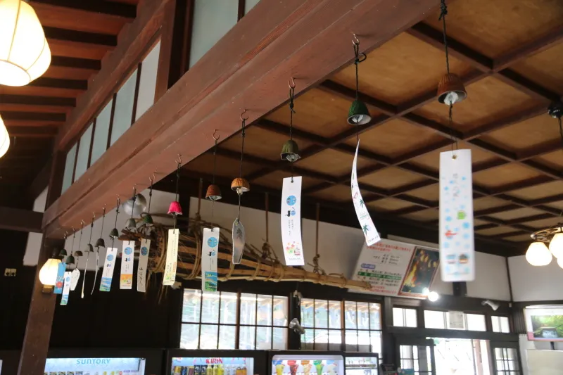 夏の風物詩となっている岩手県の南部風鈴が吊り下がる駅舎