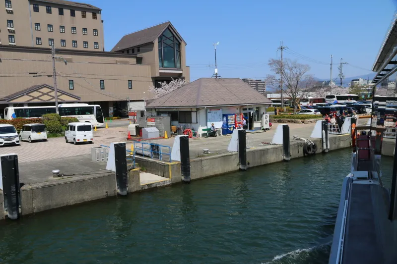観光船乗り場と駐車場のある長浜港