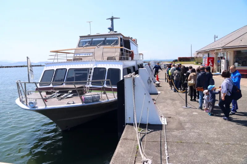 乗船時間３０分で竹生島を結ぶ１６４人乗りの観光船
