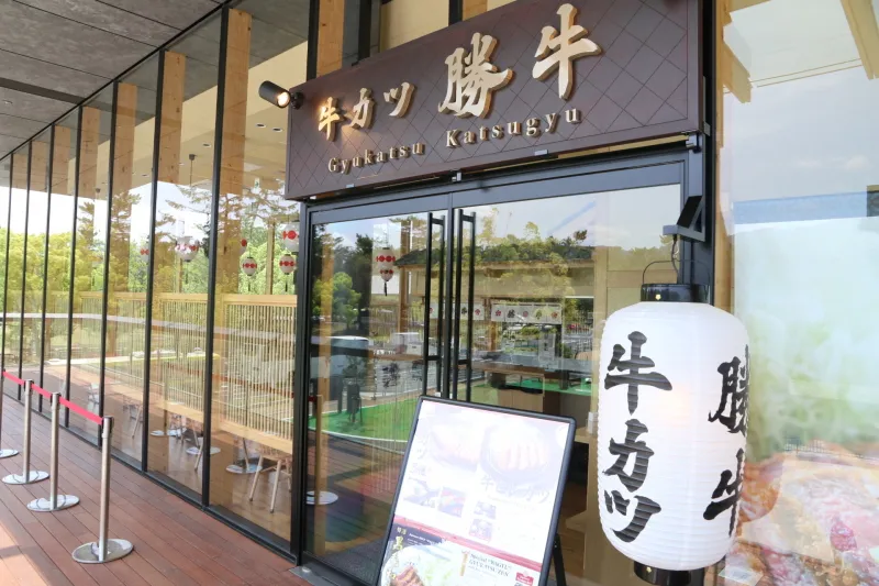 ミディアムレアの牛肉が人気の牛カツ専門店「京都勝牛」