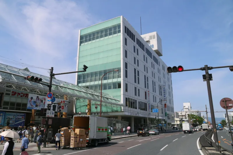 地上８階建の駅ビルが立っている近鉄奈良駅