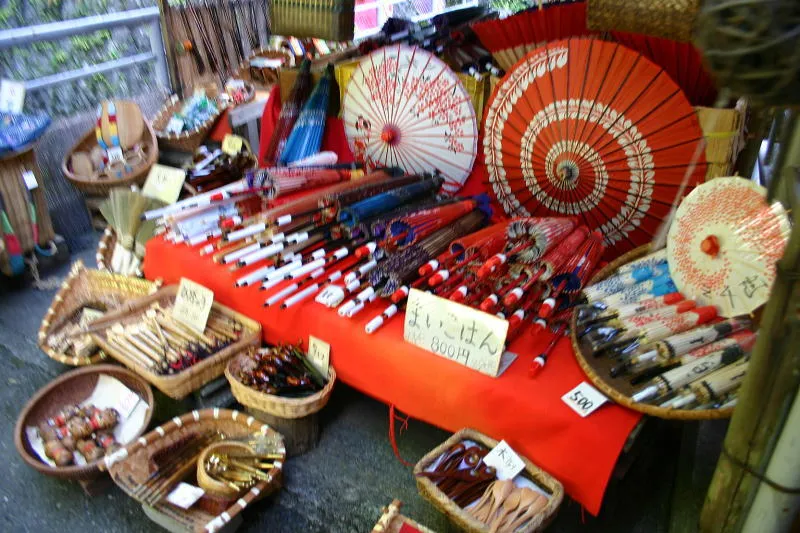 京都らしいお土産屋も多く、まいこさん傘も販売
