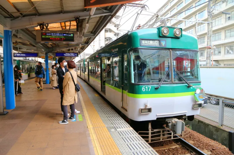 京津線と石山坂本線が停車する京阪電車の駅