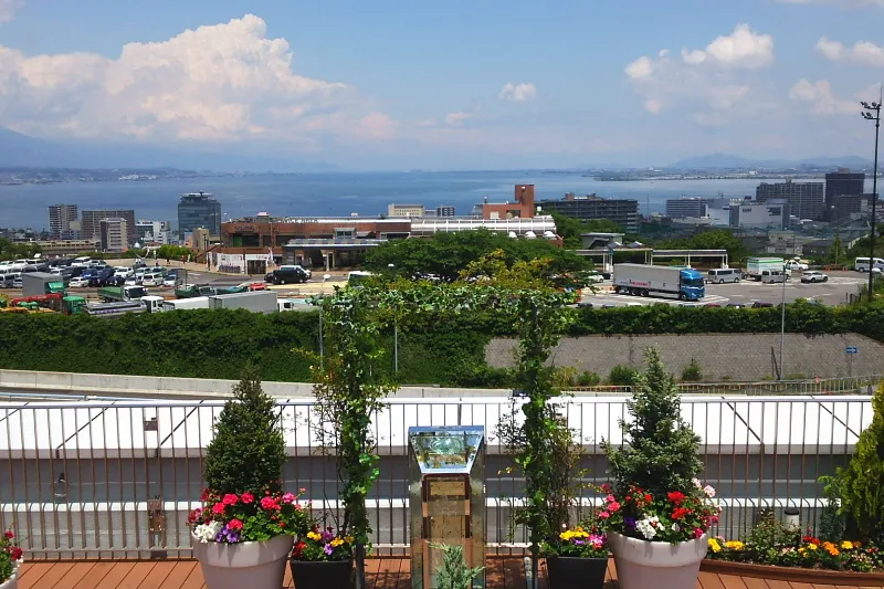 屋上展望台は琵琶湖が眺められるビュースポット