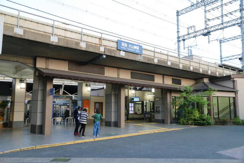 高架がホームとなっている阪急大山崎駅