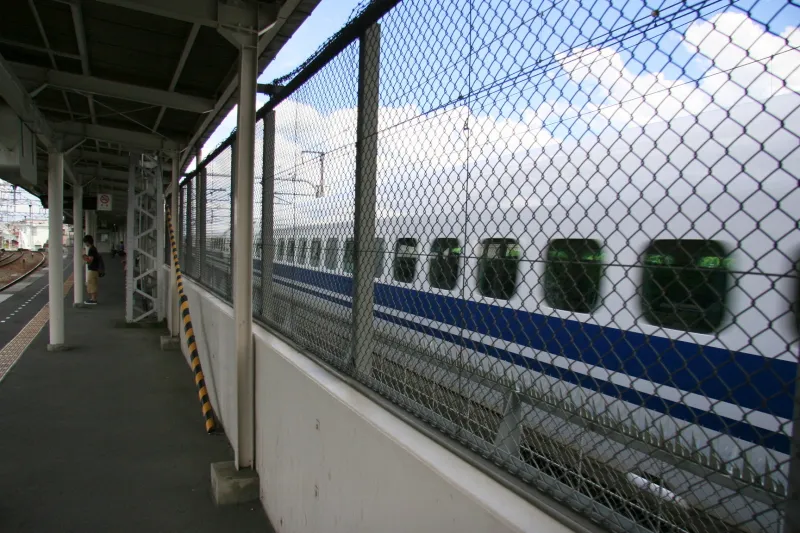 ホームの横を超高速で通り過ぎる東海道新幹線
