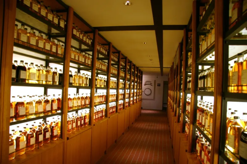 原酒など７０００本が並ぶ山崎ウイスキー館の展示コーナー