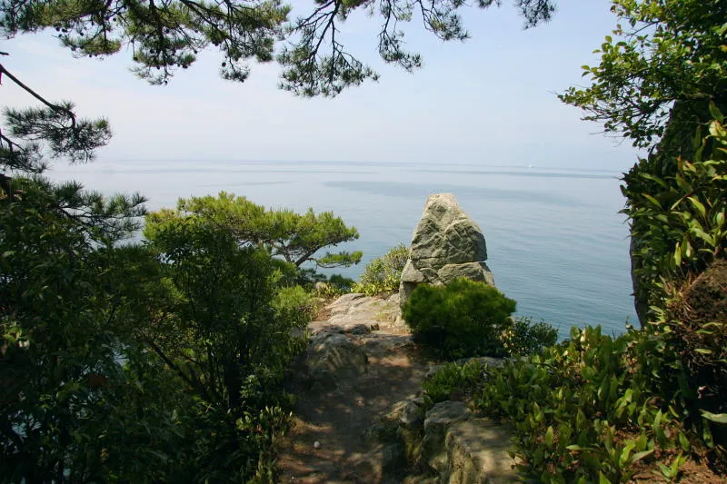 岩が突き出すような場所にある、見晴らし岬