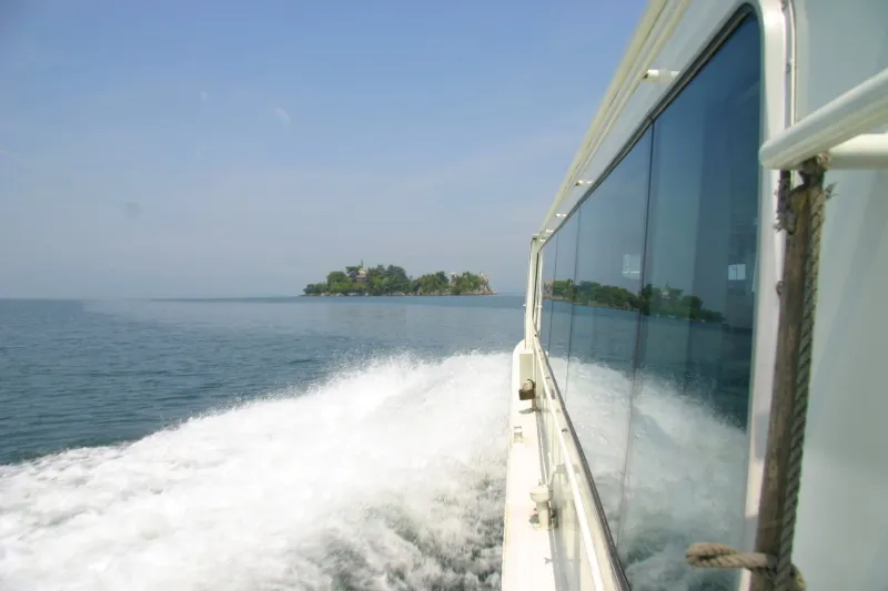 多景島を目指して広い琵琶湖を進む観光船
