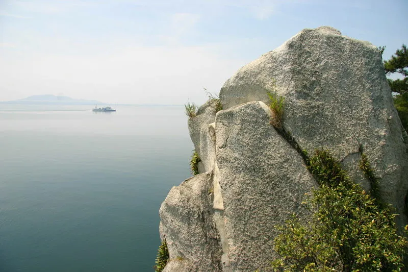 題目岩からは眺めが良く、驚くほど静かな琵琶湖の湖面