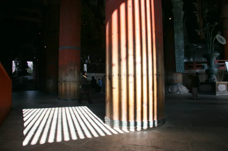 大仏殿の中へ日射しが入り、明るく照らす窓の格子模様