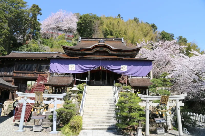 四柱の神様がまつられている都久夫須麻神社