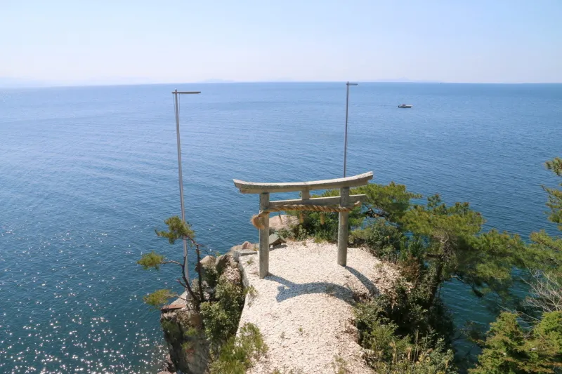 竜神拝所の先には鳥居が立ち、青い琵琶湖を一望できる展望台