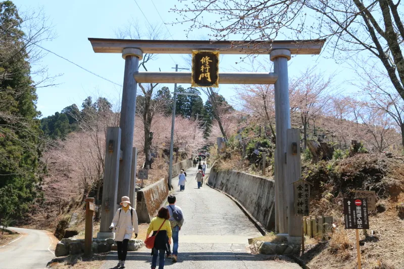 急勾配の参道に修行門が立つ金峯神社