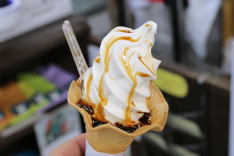 大仏プリン本舗の人気商品、プリンを混ぜ込んだソフトクリーム