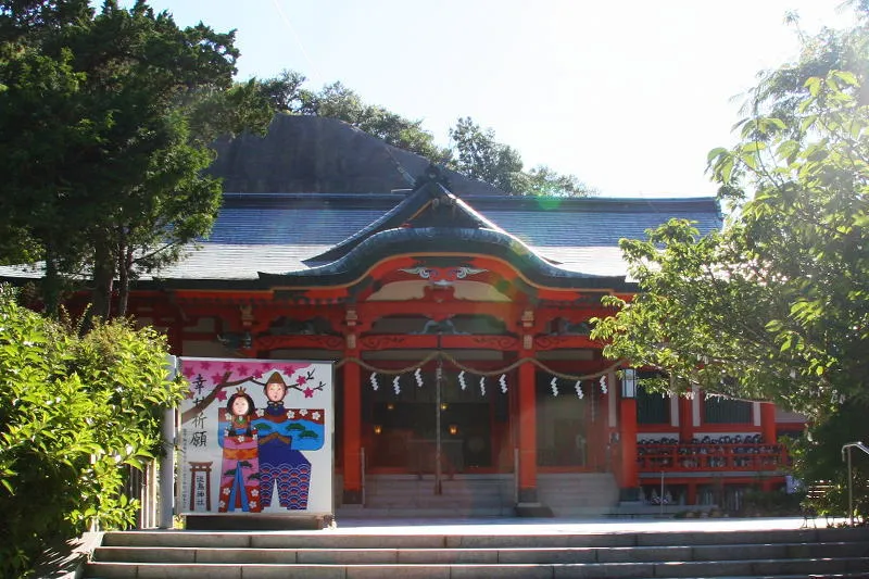 たくさんの人形が置かれている神社の拝殿 