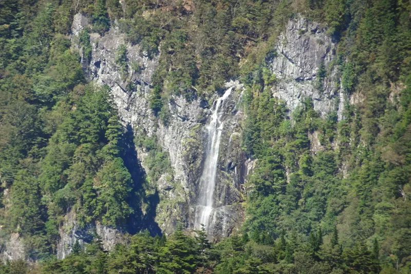 中の滝は落差２５０ｍもあり、日本の滝１００選に選ばれる名瀑 