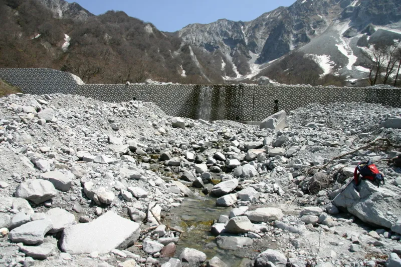 流出する土砂を食い止める砂防ダムが設置される元谷堰堤 