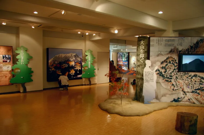 大山の歴史や自然を解説する展示コーナー 