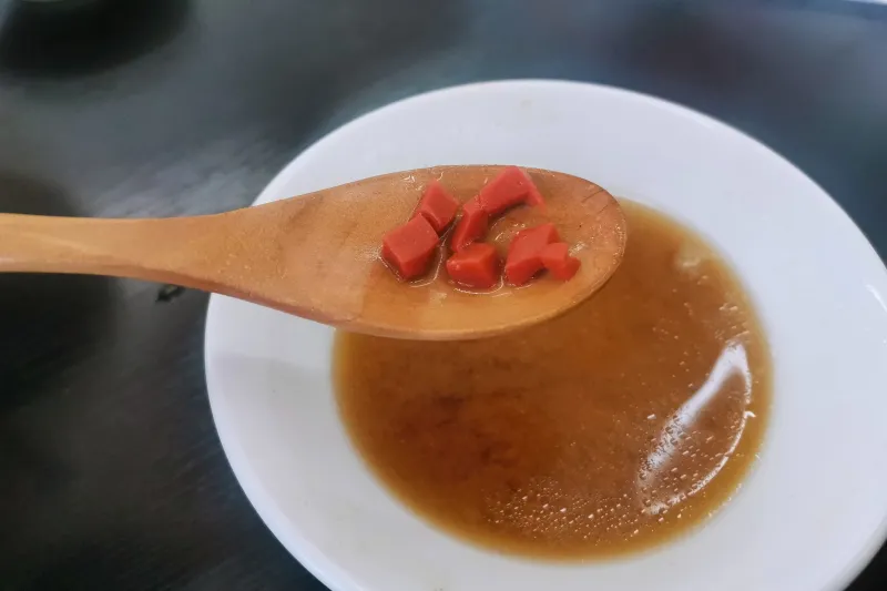 骨スープの中に入っていた滋賀県名物「赤こんにゃく」