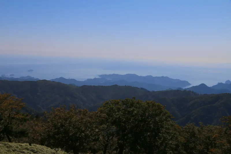 遙か遠くに小さく見える志摩半島と太平洋 