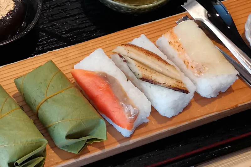 柿の葉で包み、熟成させた関西を代表する押し寿司