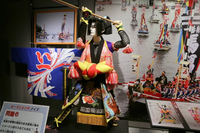 歌舞伎風の衣装が特徴となっていて船の上で大胆な踊りを披露 