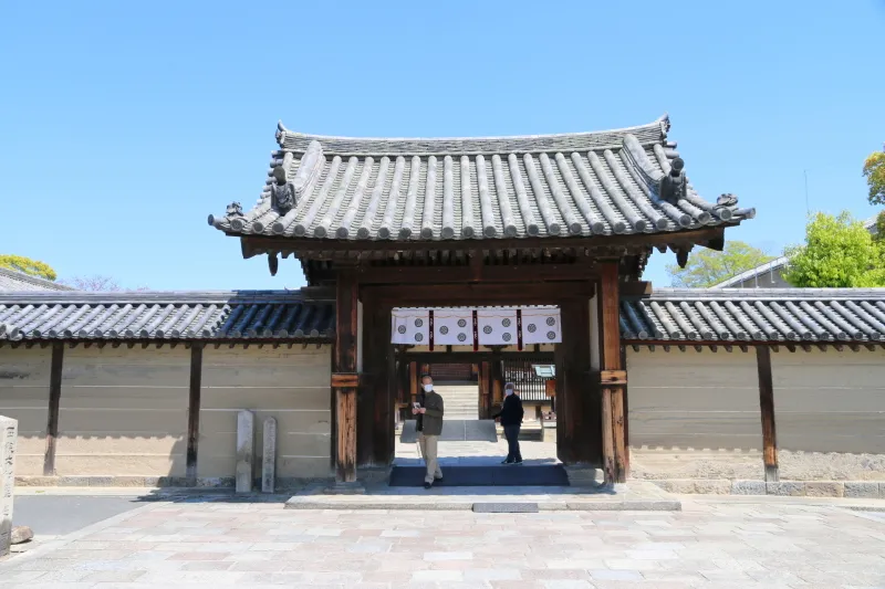 広い境内の東側に位置している法隆寺の東院伽藍