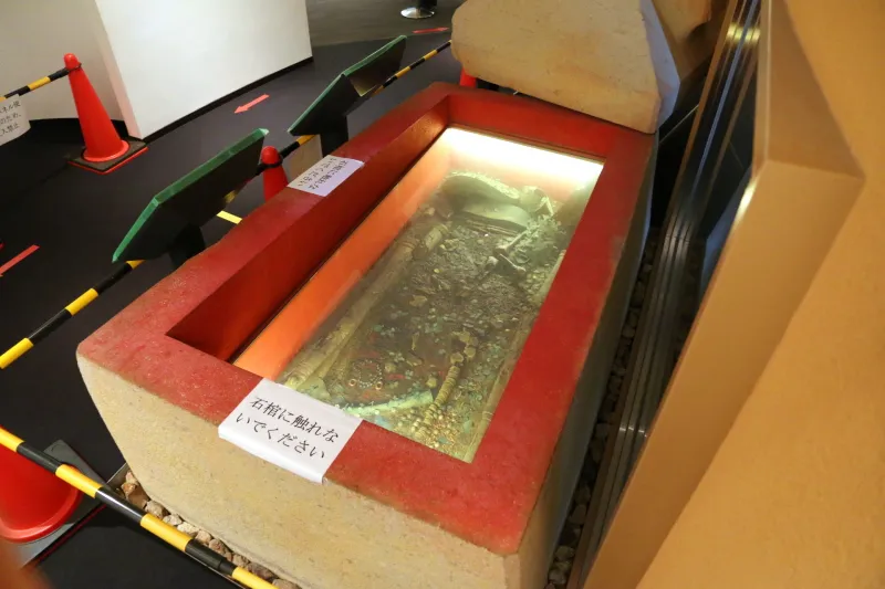 成人男性２人が埋葬されていた石棺の内部も再現