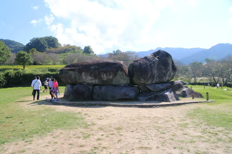 巨大な石が横たわっている石舞台古墳