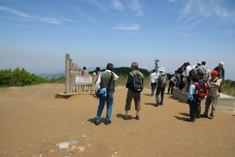フラットで広いスペースのある葛城山の山頂 