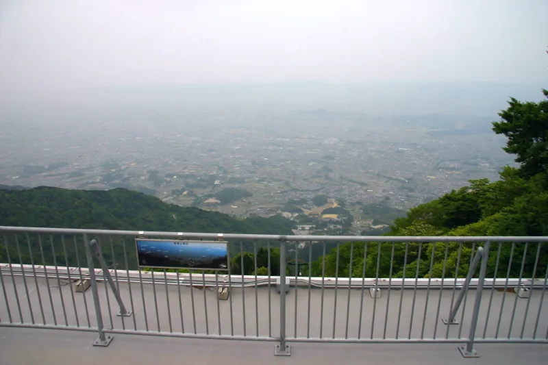 眼下に奈良の街並みが広がり、開放感のある景色 