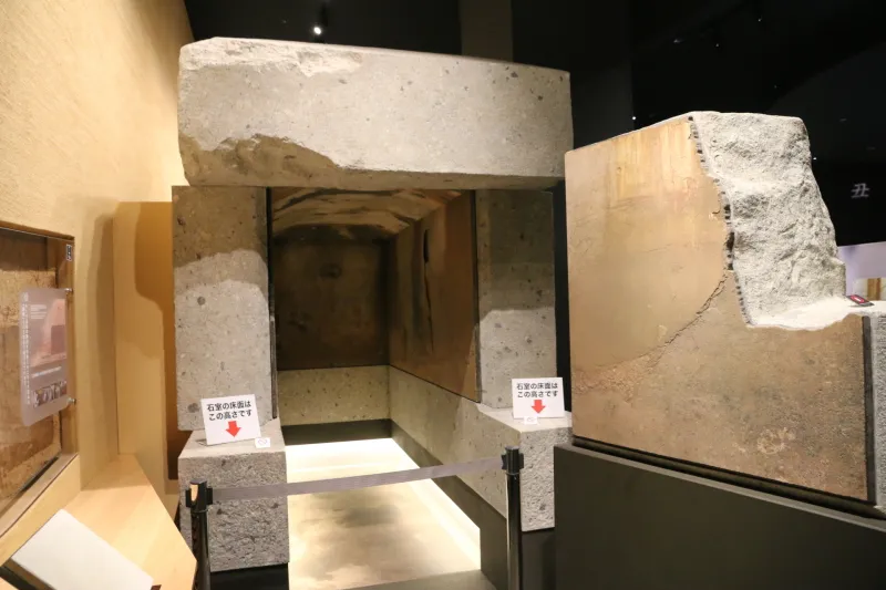 発掘時の状態で再現されている石室の原寸大レプリカ
