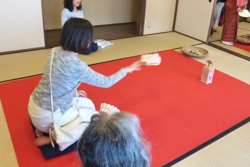 江戸時代の遊び体験ができ、扇子を投げて的を落とす投扇興 