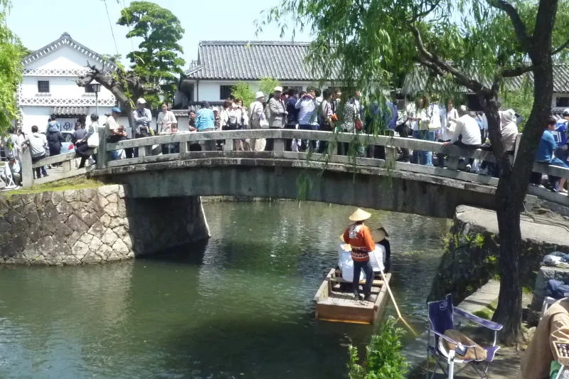 写真を撮る人も多いビュースポットの倉敷川に架かる中橋 