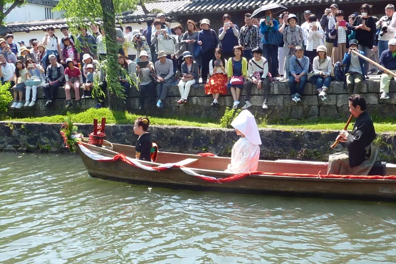 白無垢の花嫁が川舟で現れる５月ＧＷのイベント風景 