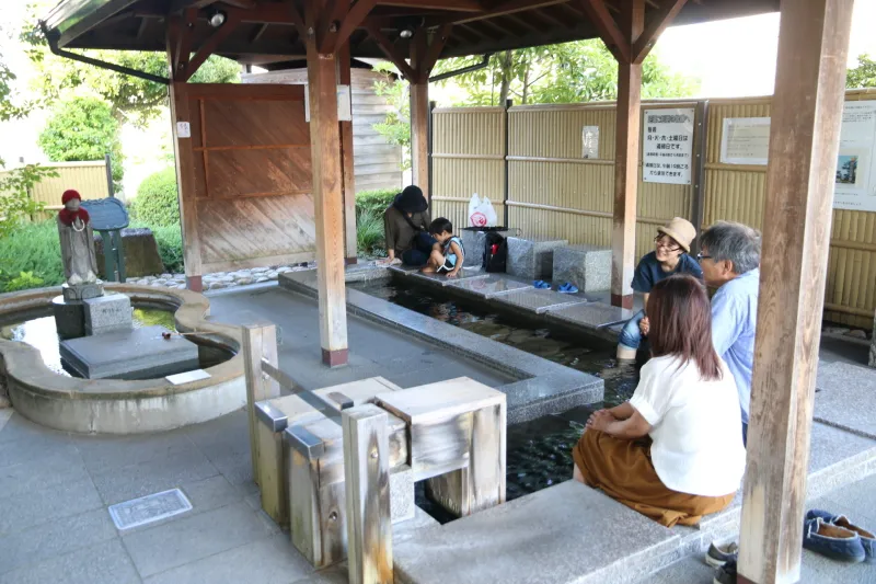 松江しんじ湖温泉を引いている無料の足湯 