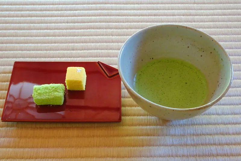 お抹茶につく茶菓子は松江銘菓の「若草」と「菜種の里」 