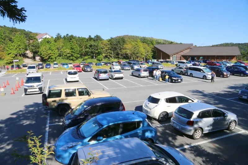 ２００台のスペースが用意されている無料の駐車場 