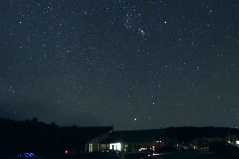 駐車場で深夜に撮影した大台ヶ原の夜空 