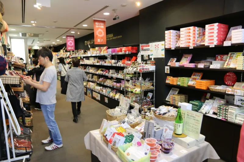 岡山県の様々な商品が並び、おみやげ探しにピッタリのお店 