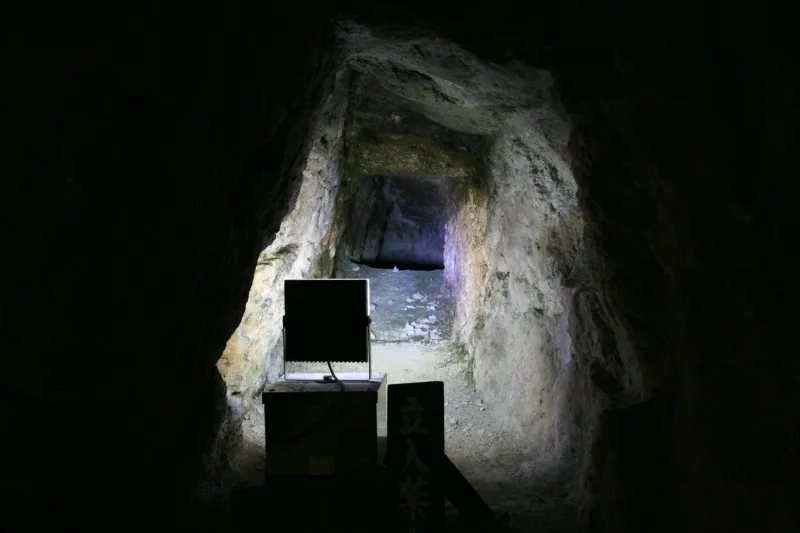 トンネル内でたくさん見られる銀脈に沿って掘り進めた小さな横穴 
