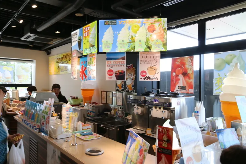 梨ソフトクリームや鳥取砂丘コーヒーを販売している売店 