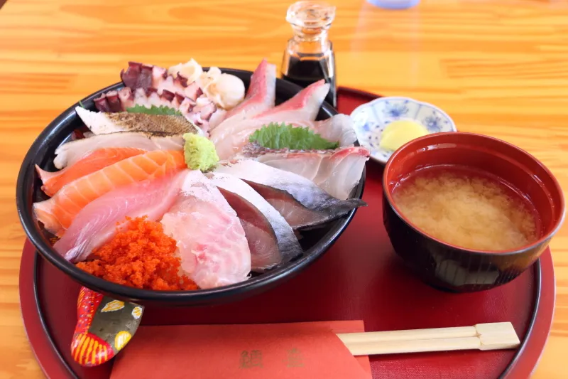 １０種類の魚がのっている一番人気の海鮮丼 