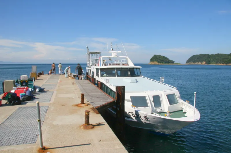 唯一の交通手段の観光船が発着する友ヶ島の玄関口 