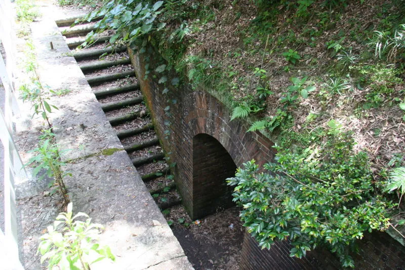 砲台などへ通じている地下トンネルの入口 