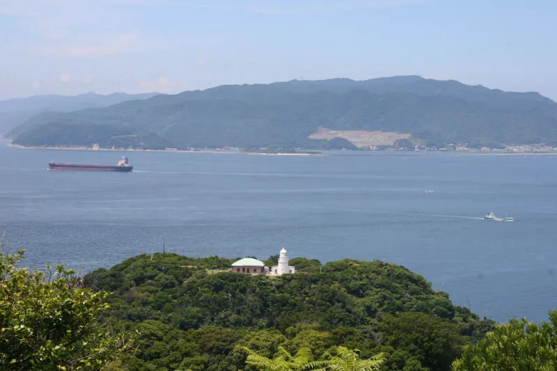 山の上に友ヶ島灯台が立ち、その先に見える淡路島 