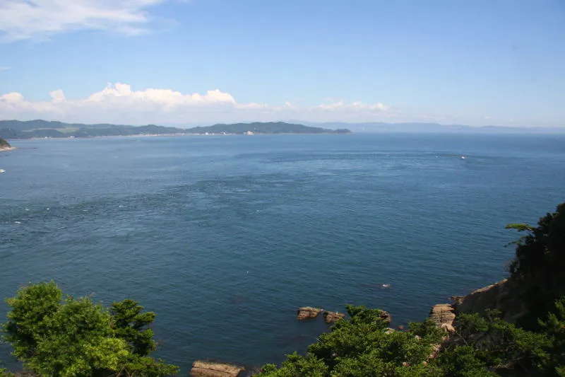 島の高台から眺める景色。中央の島は観光船の出ている加太港 