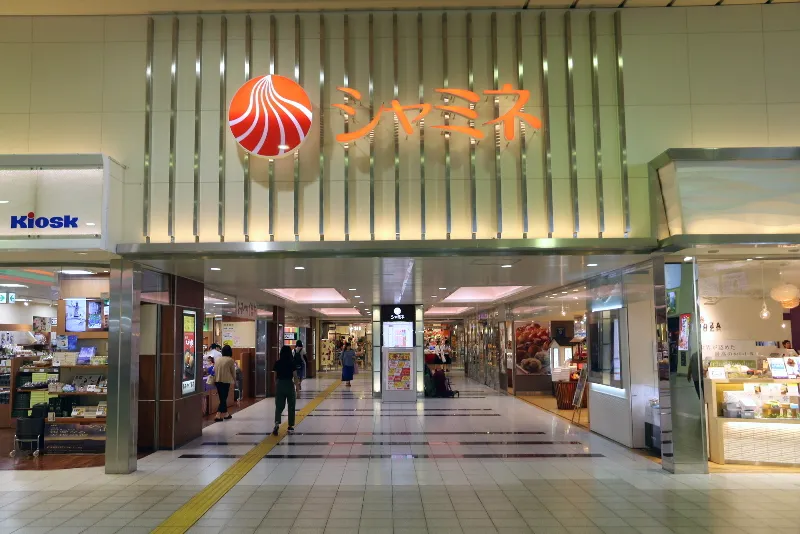 ３０の専門店が入っている駅ビル商業施設「シャミネ鳥取」 