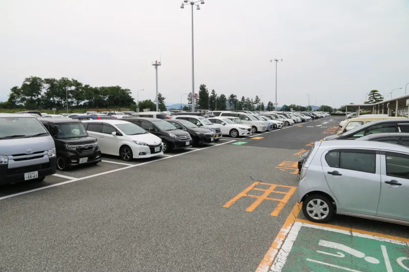 ９００台の駐車スペースがある無料駐車場 